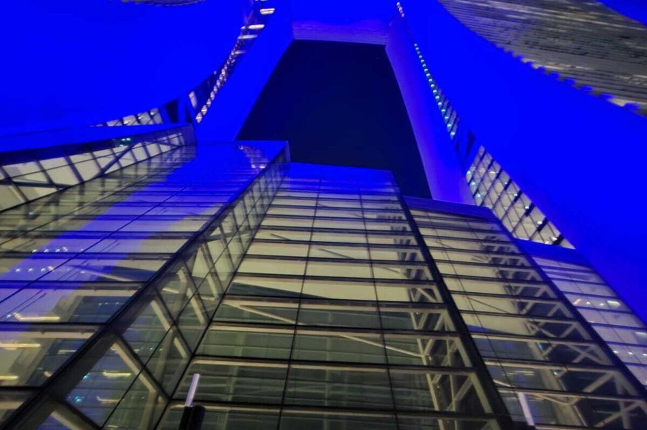 rückzu wieder vorbei am Marina Sands, es ist krass beleuchtet