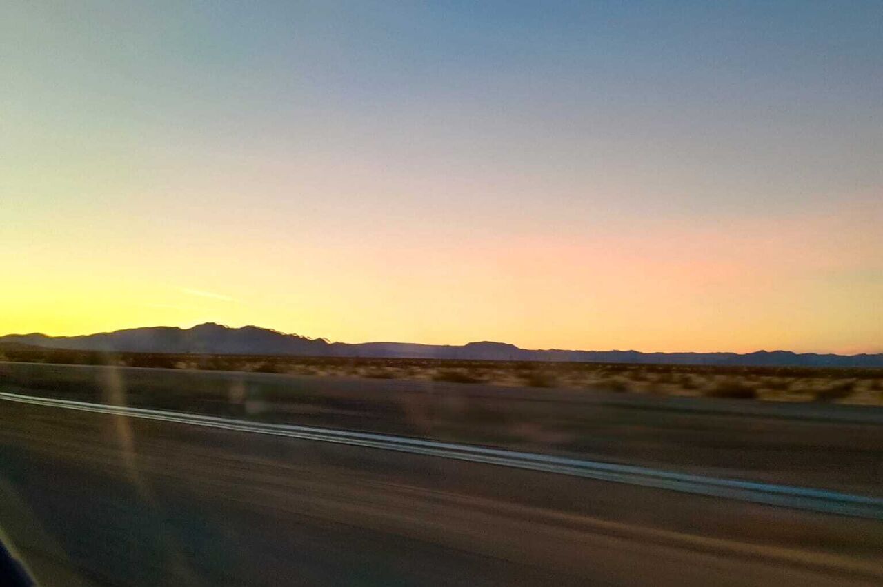 wir fahren in den Sonnenuntergang