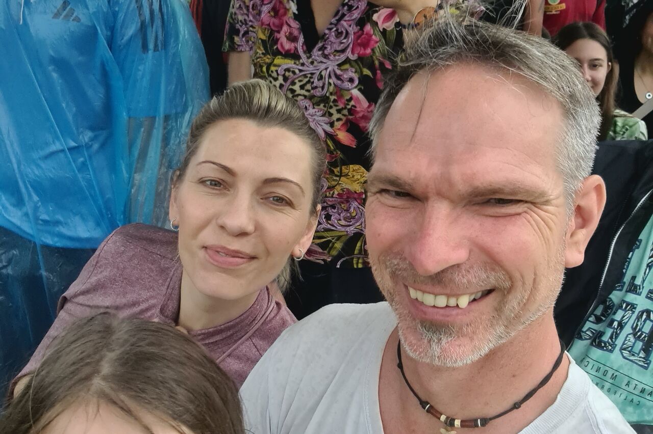 voll mit fröhlichen Touristen